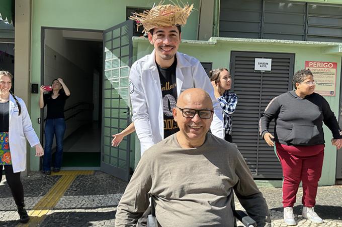 Cadeirante, Everaldo Félix Silva, de 61 anos, contou com a ajuda do estudante de Fisioterapia Gabriel Figueredo para dançar quadrilha