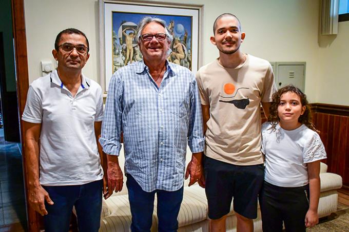 Arthur Santos com o pai e a irmã ao lado do diretor geral da Apec, Dr. Cesar Lima