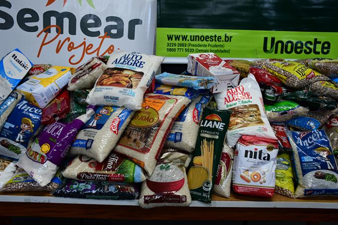 Alimentos entregues ao projeto Semear, na 2ª Igreja Nova Jerusalém