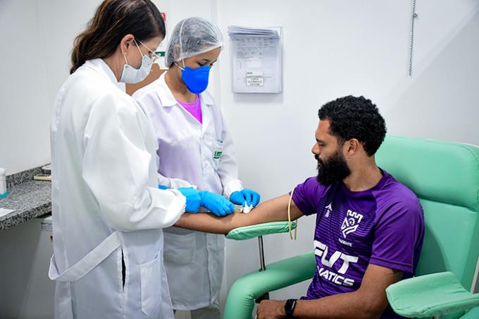 O Zagueiro Lucas Costa realizando exames no laboratório da Unoeste