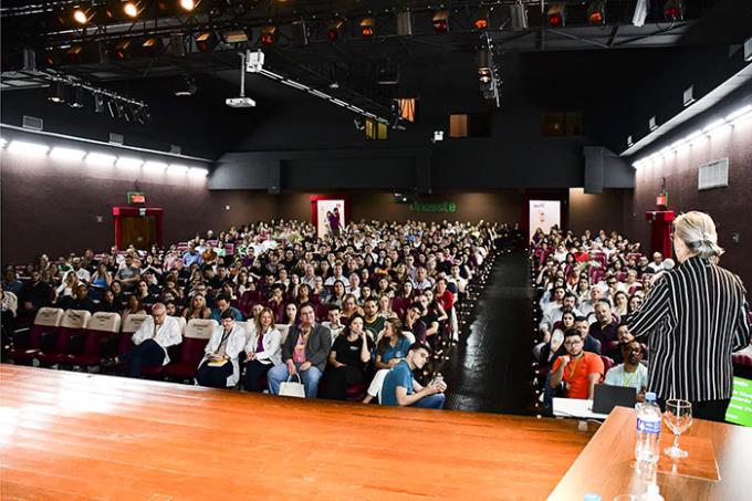 Teatro César Cava ficou lotado na aula inaugural da Faculdade de Medicina onde é realizada a tradicional cerimônia do jaleco