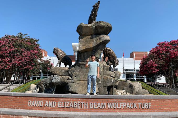 Thiago na escultura em frente ao Murphy Football Center, no campus da Universidade da Carolina do Norte