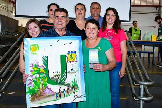 Família Sobral e secretários com o quadro presenteado pela Unoeste