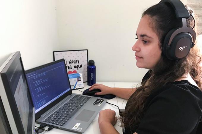 A estudante de ADS Mariane Soares optou pelo estudo na modalidade EAD devido à sua flexibilidade: “Se adapta bem às várias demandas do dia a dia”
