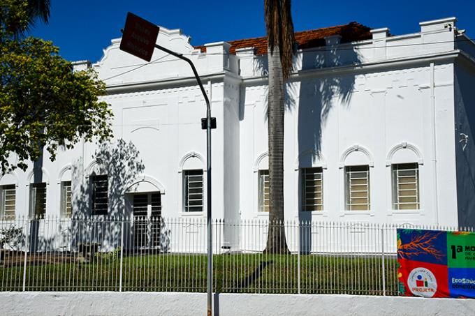 Prédio do museu pintado de branco por causa da história