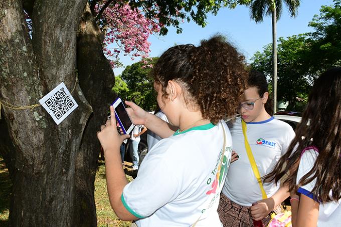 Atividade de leitura de QR Code para identificar espécie de árvore