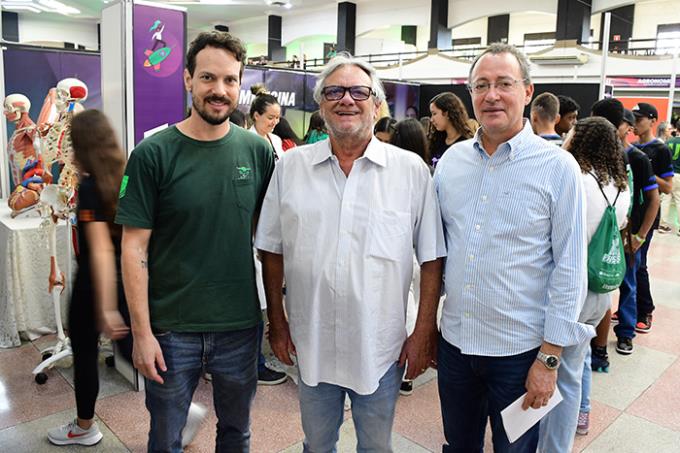 O diretor de Marketing da Unoeste, Bruno Dias, o diretor da Apec Dr. Augusto César de Oliveira Lima, e o pró-reitor Acadêmico Dr. José Eduardo Creste