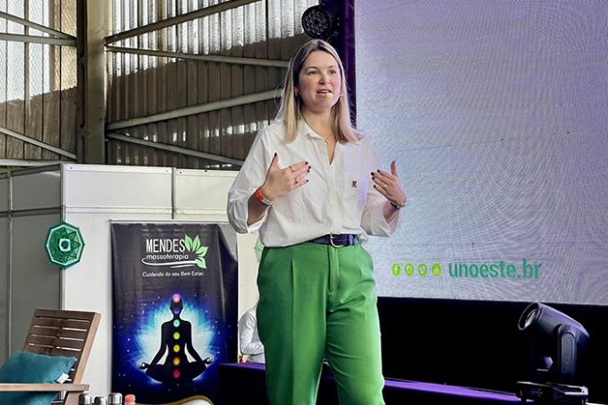Psicóloga e professora da Unoeste, Aline Cacozzi palestrou no segundo dia de evento
