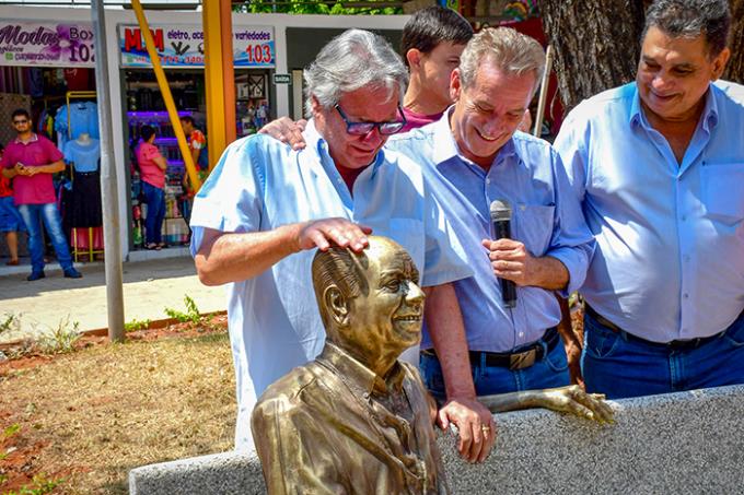 Logo após o descerramento da estátua de Agripino Lima: Dr. Cesar Lima, prefeito Ed Thomas e vice-prefeito Izaque Silva