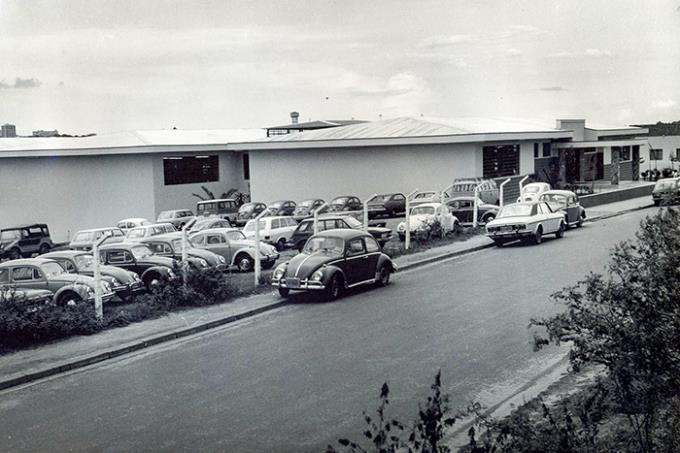 Início da Unoeste, em 1.973, no Jd. Bongiovani, em Presidente Prudente; imagem mostra movimento de carros no Bloco A no campus 1