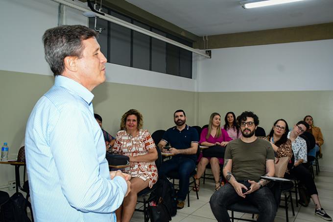 Dr. Adilson Guelfi: abertura do Colóquio de Pesquisa da pós em Educação