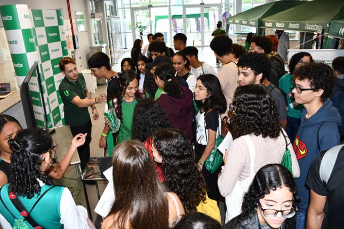 Feira de Profissões encanta estudantes em Guarujá