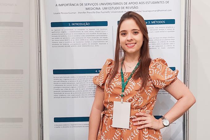 Louane apresentou o trabalho “A importância de serviços universitários de apoio aos estudantes de medicina: um estudo de revisão”
