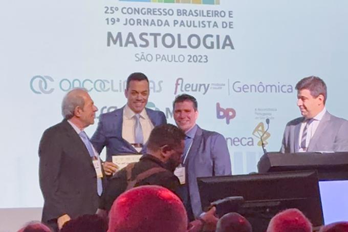 Dr. Rafael Sá durante premiação no 25º Congresso Brasileiro de Mastologia e 19ª Jornada Paulista de Mastologia 2023
