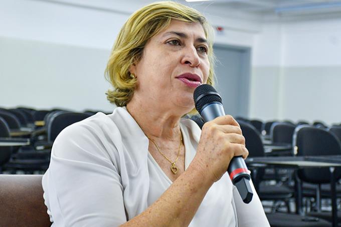 Dra. Alba Arana intermediou o fórum ambiental