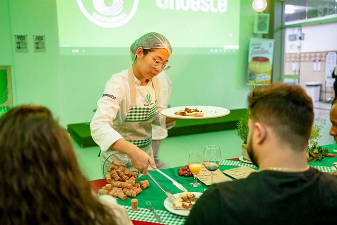 Em noite de premiação, curso de Gastronomia ofereceu rodada de pizza a todos os convidados presentes