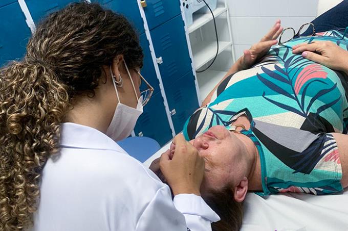Outro procedimento estético oferecido pelas alunas do curso de Estética e Cosmética foi o design de sobrancelhas