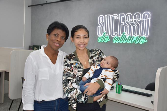 Rachel Diniz com a mãe Josiane e o filho Miguel