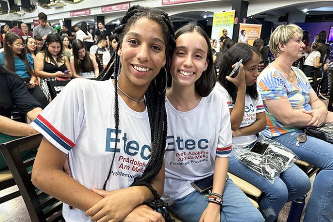 As estudantes Ágatha Ferreira Morais e Dhieine Maria Fernanda de Oliveira aproveitaram ao máximo o evento