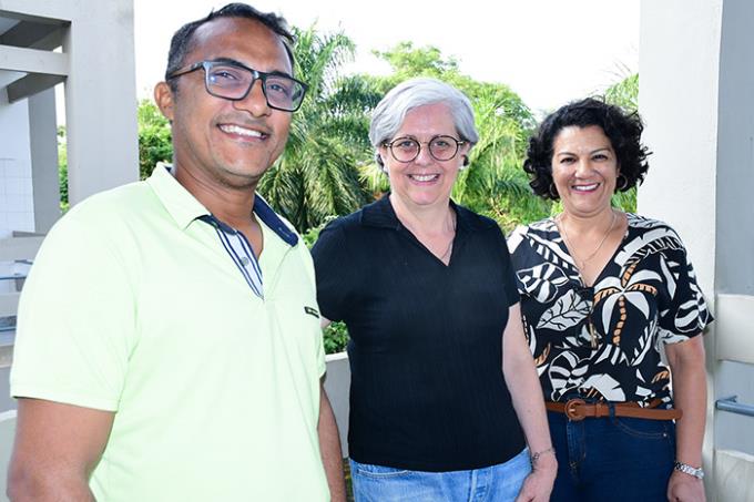Lúcio com as doutoras Ceci Custódio e Evelyn Koch