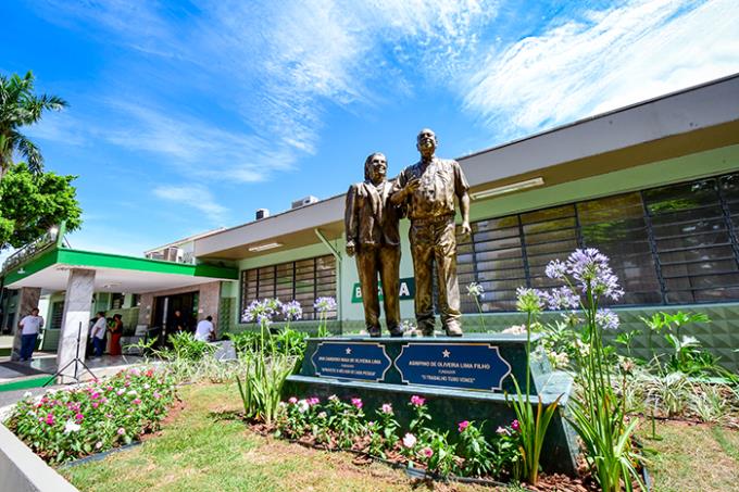 Estátua em homenagem a Dona Ana tem 1,63m, aproximadamente 120 kg e passa a ocupar lugar de destaque ao lado da estátua do Professor Agripino