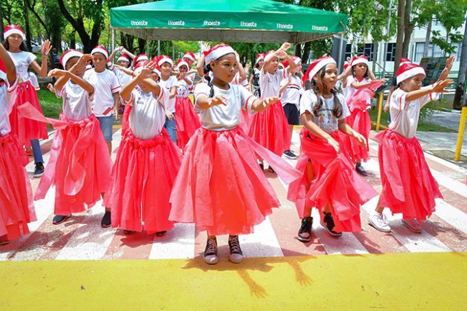 Apresentação de música natalina por alunos do Cidadescola da escola Domingos, de Prudente