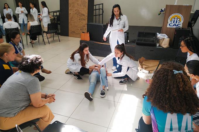Acadêmicos de Medicina durante orientações na Casa do Aprendiz Cidadão