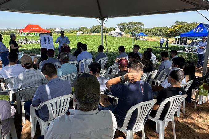 No dia de campo, palestras rápidas eram proferidas em estações que foram montadas dentro da área experimental do campus 2
