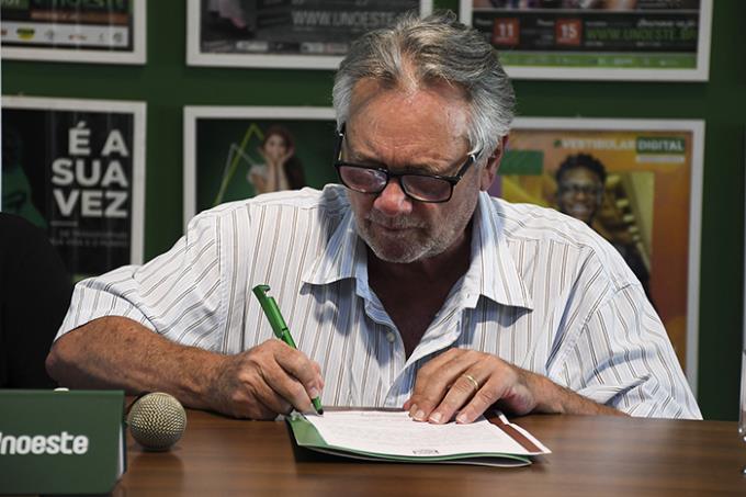 Dr. Cesar Lima ao assinar a renovação de patrocínio ao Grêmio 