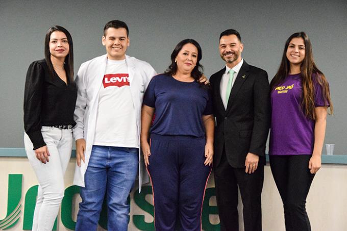 O estudante Sammy Mobilon (na foto junto da família e com o Dr. José) faz Medicina na Unoeste Jaú; ele também conseguiu a bolsa de 100% em 2023