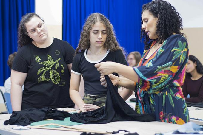 Dra. Veridianna Ferreira (à direita), coordenadora do curso de Design de Moda: “o aluno realmente coloca a mão na massa e aprende”
