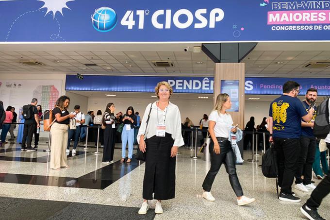 A professora doutora Eliane Cristina Gava Pizi no 41º Congresso Internacional de Odontologia de São Paulo