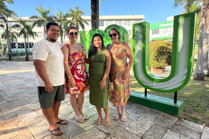 Acompanhada da família, Isadora Bernardino Gomes (de vestido verde) fez o vestibular neste domingo porque quer cursar Fisioterapia na Unoeste