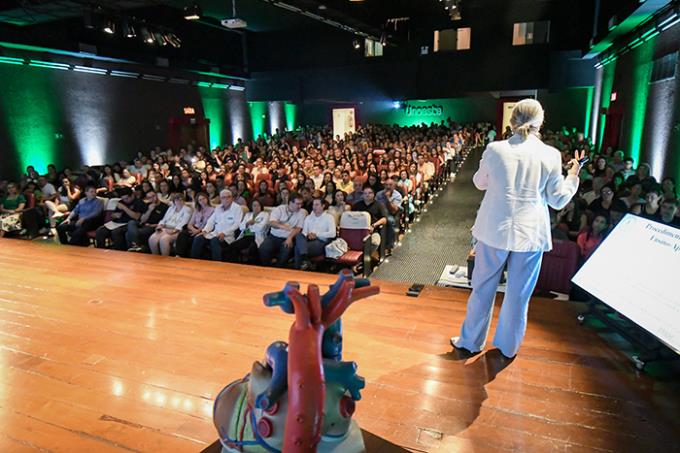 A coordenadora da Medicina Prudente Nilva Galli durante as considerações gerais do curso para calouros e pais presentes na cerimônia do jaleco