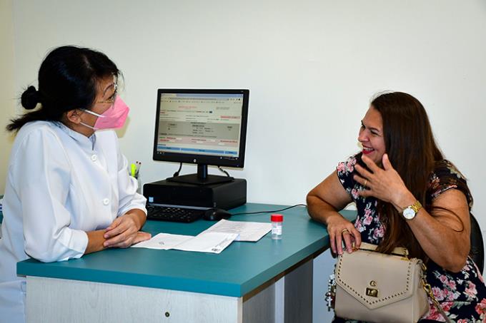 Atendimento humanizado com a paciente sorrindo para a Dra. Erika