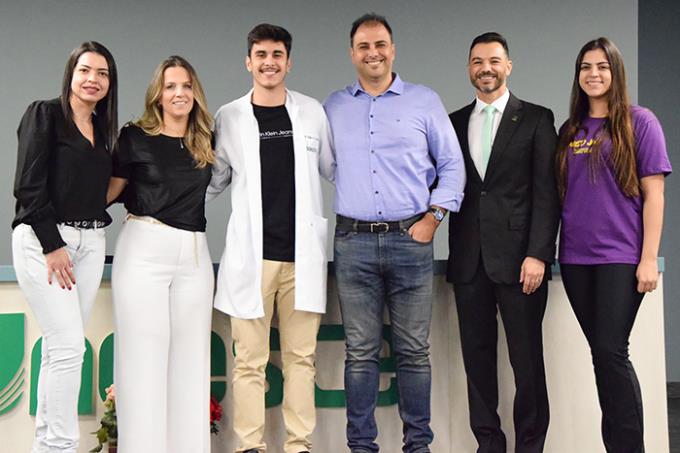 Beneficiário do Fies, Luiz Fellipe Ferreira (de jaleco) estuda Medicina em Jaú. “O Fies significou uma oportunidade de realizar o meu sonho”