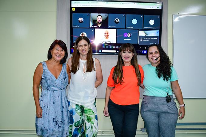 Dra. Elisa, Dra. Maria Celeste, na tela Dr. Leonardo (abaixo) e Dr. Alex (acima), Dra. Camélia e Andressa