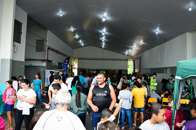 Parte do público no pátio da escola, durante apresentação cultural