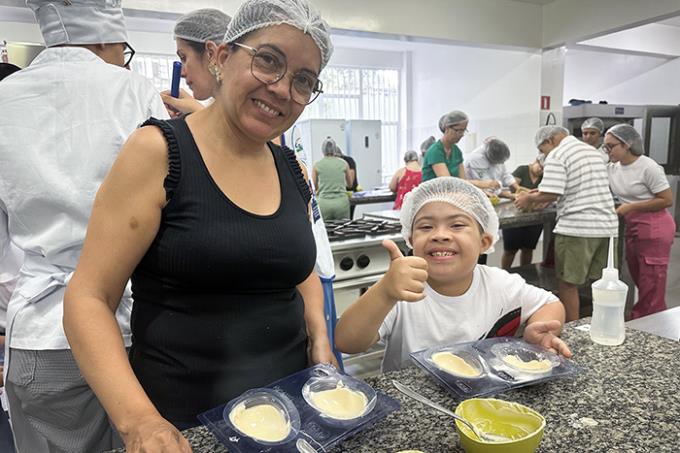 Aos oito anos, Miguel participou da oficina ao lado da mãe Roseli; com ajuda dela, ele produziu seu próprio ovo de páscoa