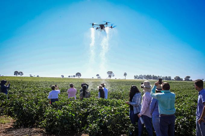 Agronomia proporciona demonstração de pulverização com drone