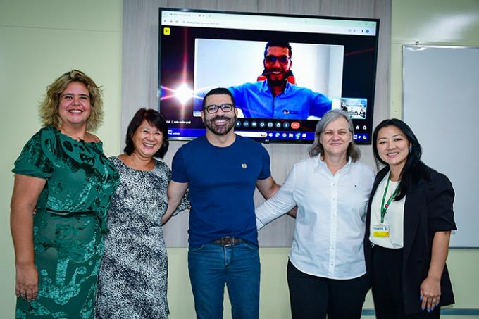 Dra. Raquel, Dra. Elisa, Dr. Sidnei. Dr. Lechan (na tela), Josélia e Dra. Erika