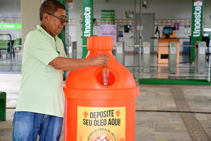 No campus 2, coletor em formato de garrafa gigante fica no acesso ao Bloco B3, embaixo da rampa