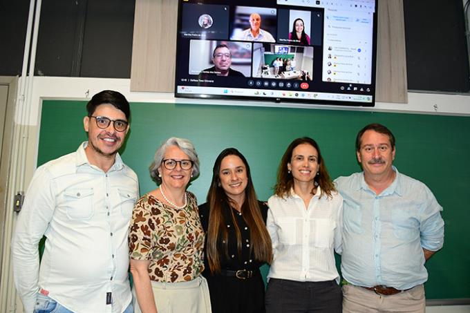 Dr. Tiago, Dra. Ceci, Giovana, Dra. Ana Cláudia e Dr. Nelson; e na tela o Dr. Wanderley, Dr. Alessandro e Dra. Martha