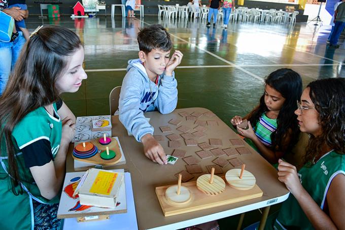 Jogo da memória esteve entre as atividades proporcionadas por alunas do curso de Psicologia