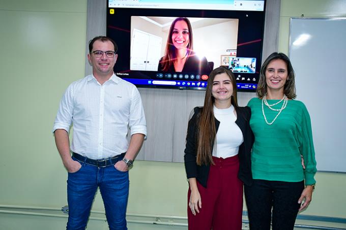 Dr. Rafael, Dra. Mariana (na tela), Larissa e Dra. Francis