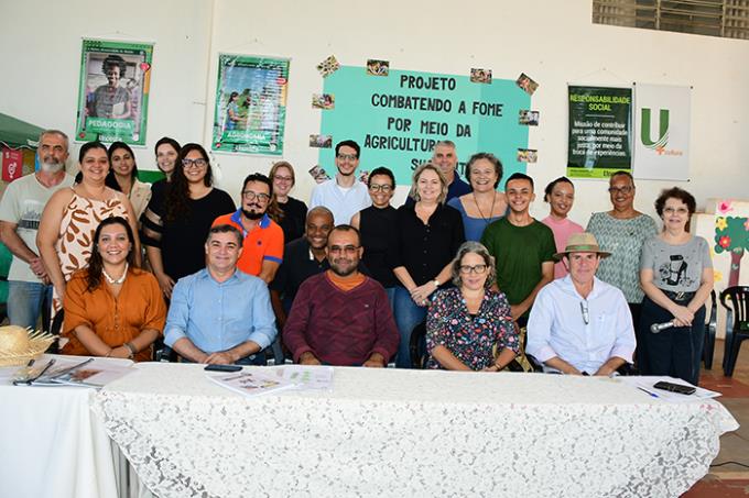 Autoridades e educadores que compuseram a mesa de honra do evento