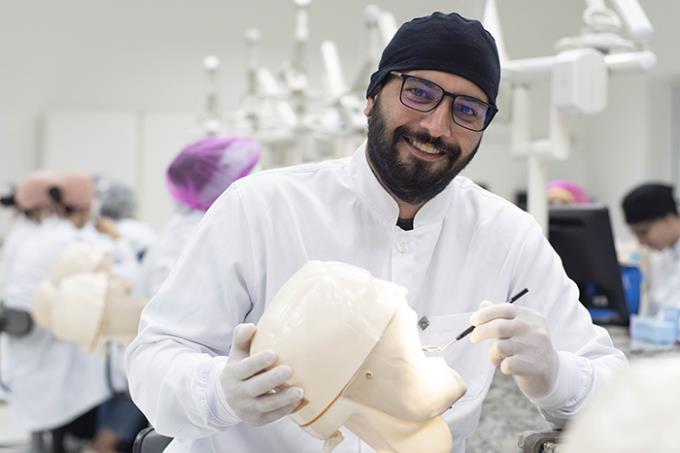 O estudante Bruno Almeida, matriculado no 9º termo de Odontologia, está entre os mais de 70 que vão atuar no atendimento das crianças nas escolas