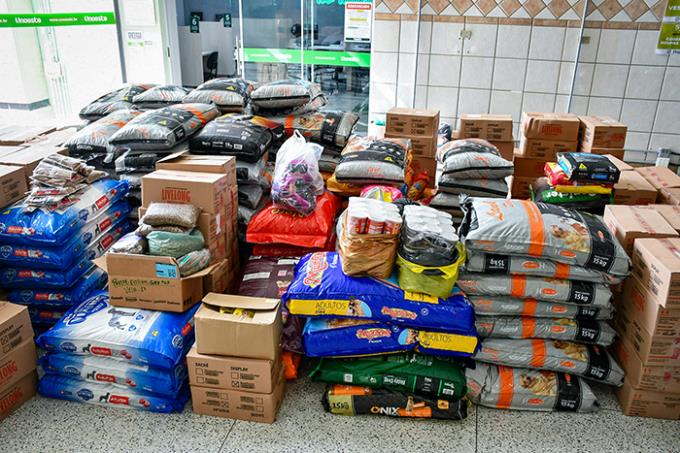 Volume arrecadado de ração junto com as caixas de ração em lata doadas pelo Canil da Unoeste  