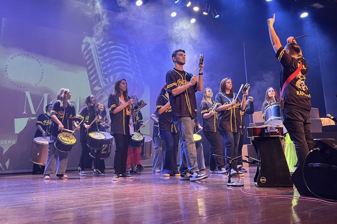 Batezuda (bateria da Medicina) deu às boas-vindas aos presentes com uma bela apresentação