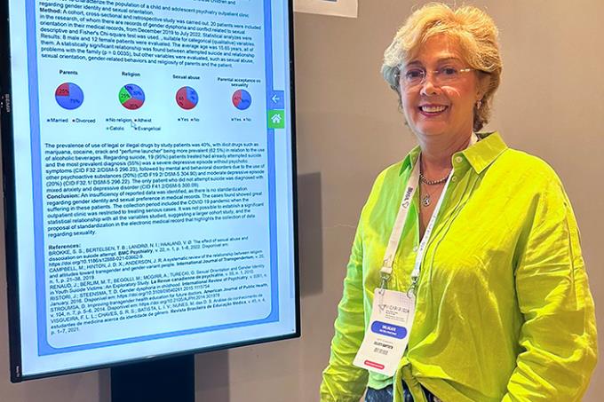 A orientadora do trabalho, Dra. Celeste Corral Tacaci Neves Baptista, também marcou presença no IACAPAP 2024